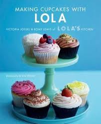 MAKING CUPCAKE WITH LOLA